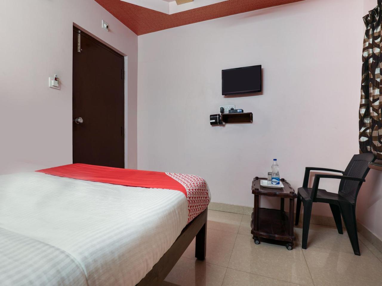 Oyo 10711 Hotel Nsnr Residency Visakhapatnam Buitenkant foto